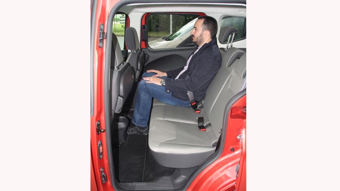 Οι χώροι για 3 ενήλικες επιβάτες στο πίσω κάθισμα είναι άνετοι.